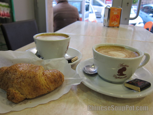 [photo-italian breakfast-cafe and croissant]