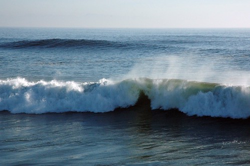 Spray! Perfect waves roll in the pipeline, Pacific Ocean, Santa Cruz, California, USA by Wonderlane
