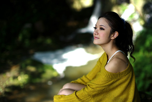 無料写真素材|人物|女性アジア|セーター|女性座る|台湾人