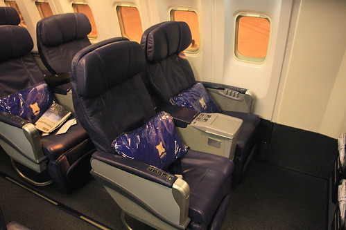 Hawaiian Airlines Business Class Seat - Boeing 767-300 by TravelingOtter
