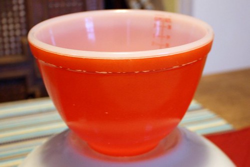unmarked graduated pyrex bowl red