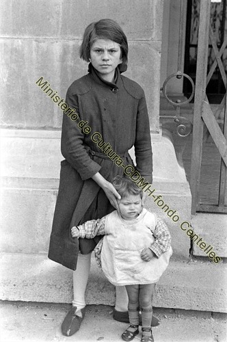 Dos niños refugiados,  foto Agustí Centelles, (c) archivos estatales, MECyD, CENTRO DOCUMENTAL DE LA MEMORIA HISTÓRICA,Salamanca. rechos reservados by Octavi Centelles