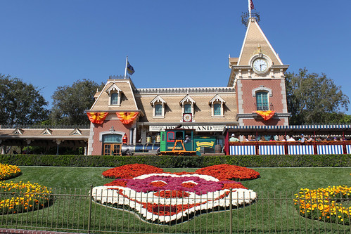 Main Street Station complete with Halloween Mickey floral!