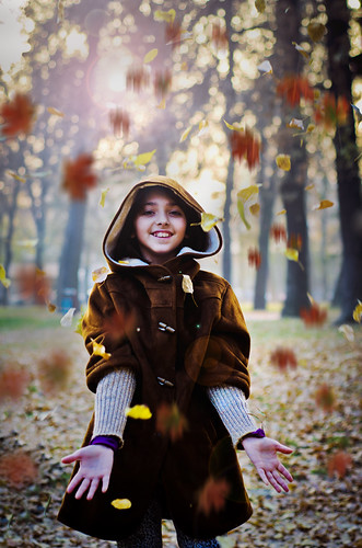 無料写真素材|人物|子供女の子|紅葉・黄葉|人物公園|マケドニア人