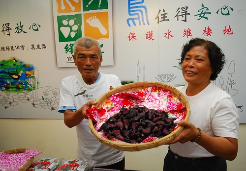 菱農夫婦展示栽種的有機菱角。（圖片來源：林務局）