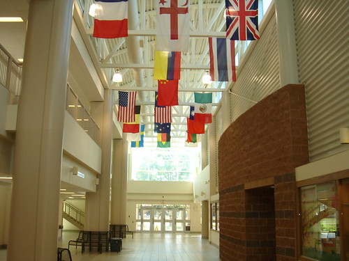 국기나와있는 학교전경