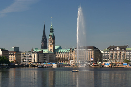 Hamburg waterfront (by: LuxTonnerre, creative commons license)