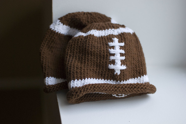 46_50 knitted football hat