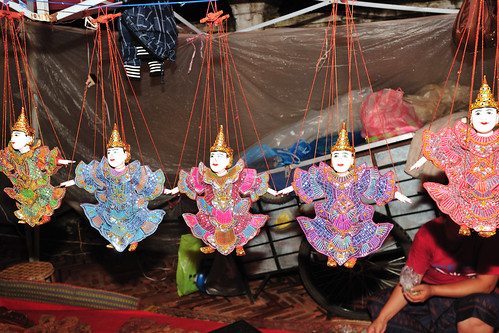 A night fair of Luang Prabang by llee_wu