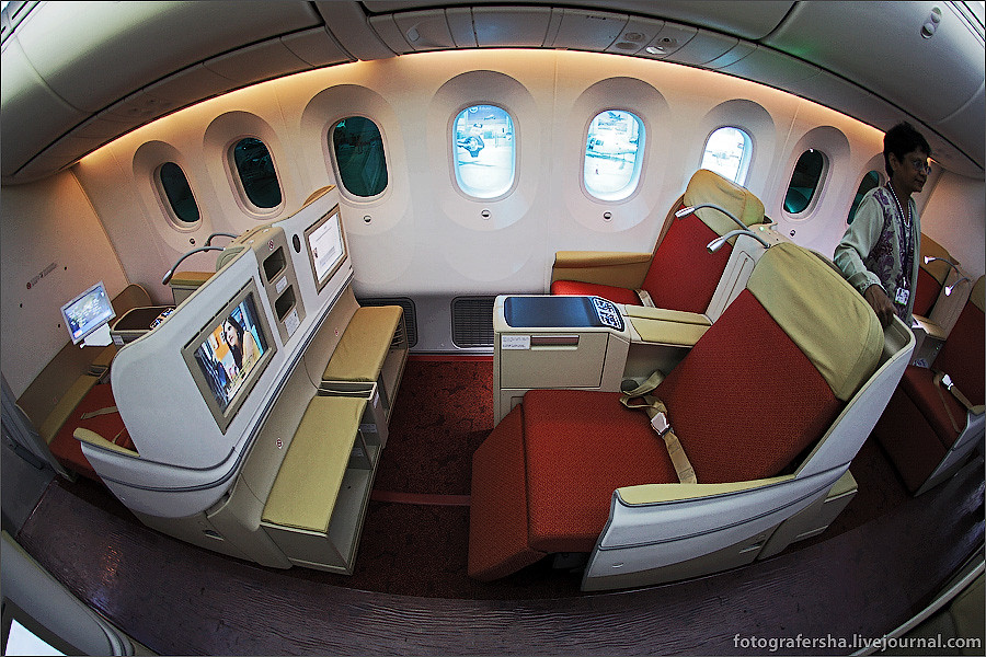Салон бизнес-класса самолета Boeing-787 Dreamliner (B-787 Дримлайнер)