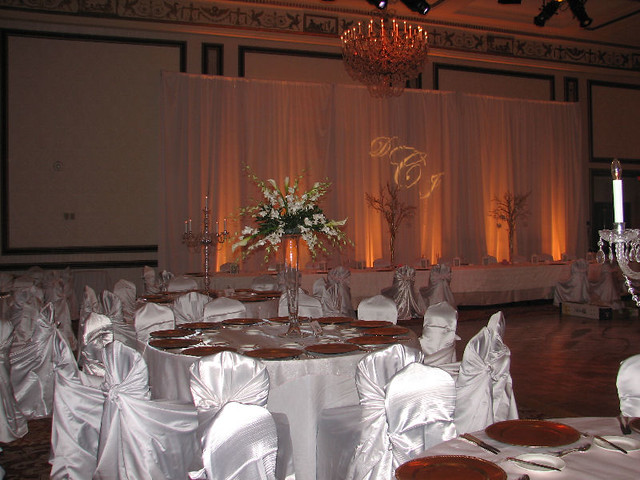 The wedding table centerpiece ideas are an arrangement of calla lilies and 
