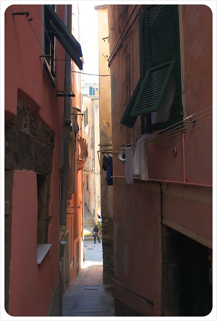 vernazza narrow alleys