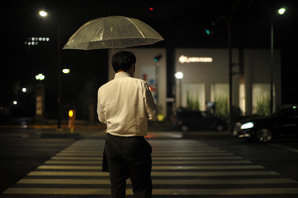 傘をさして信号待ちする男性 2011/07/28 DSC_8024