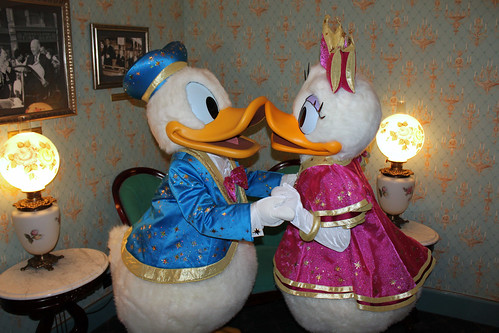 Meeting Donald and Daisy Duck in their 5th Anniversary outfits at City Hall