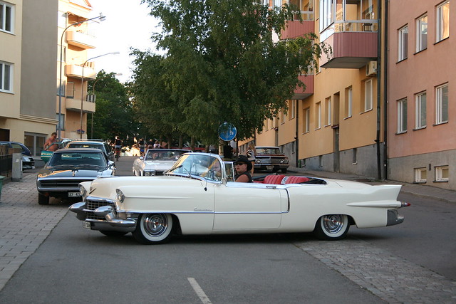 Cadillac 1955 but it seems like it has'58 tails
