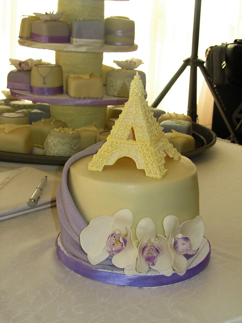 We love Paris wedding cake