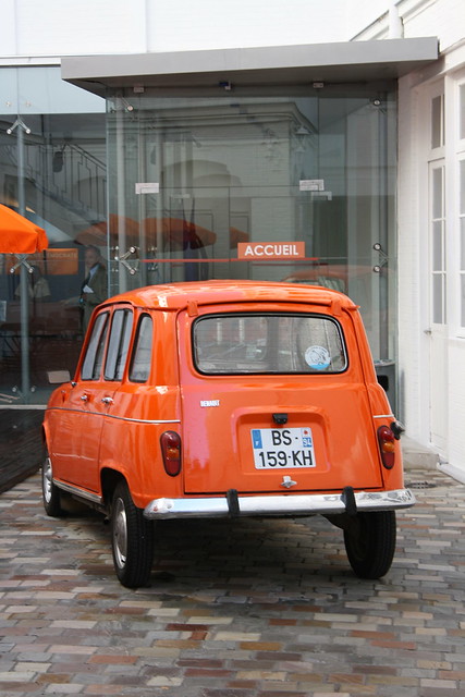 Renault 4 orange des jeunes partisans de François Bayrou