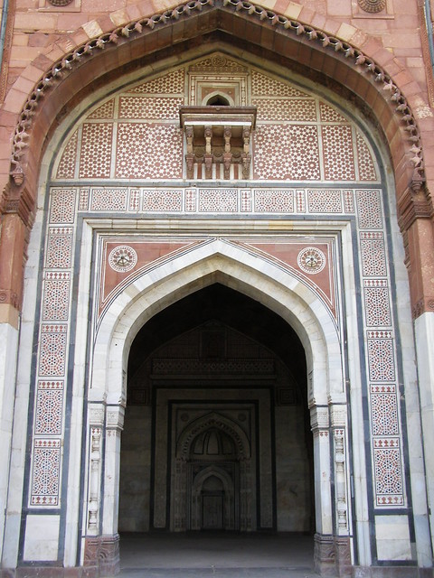 Qila-i-Kuhna Mosque