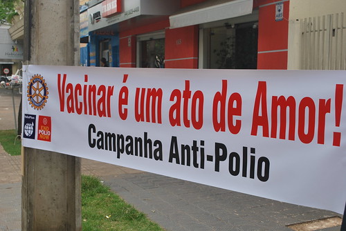 Faixa da campanha anti-polio: Vacinar é um ato de amor! #endpolionow