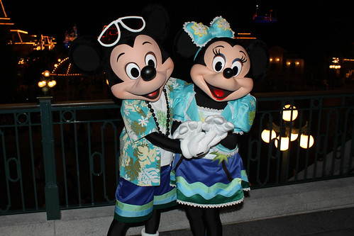 Meeting Mickey and Minnie Mouse in their Summer Beach outfits