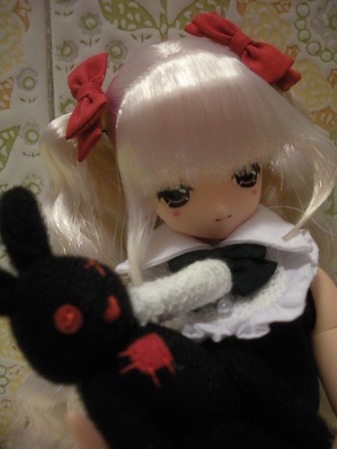 Lien/Alice and her dark rabbit (close up)
