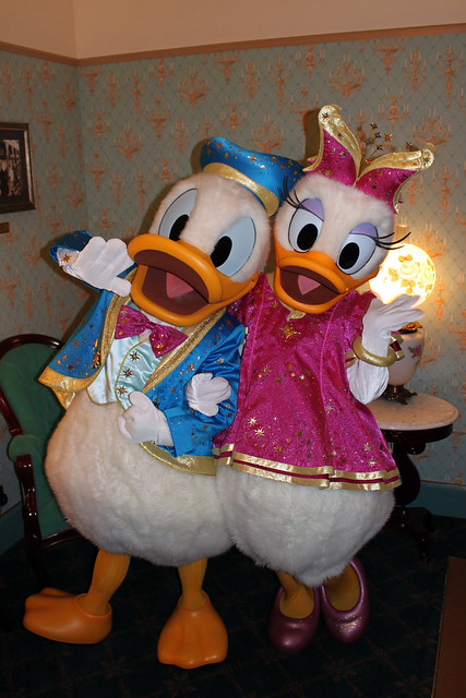 Meeting Donald and Daisy Duck in their 5th anniversary outfits