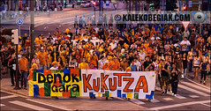 Miles de personas siguen mostrando su apoyo a Kukutza en Bilbao