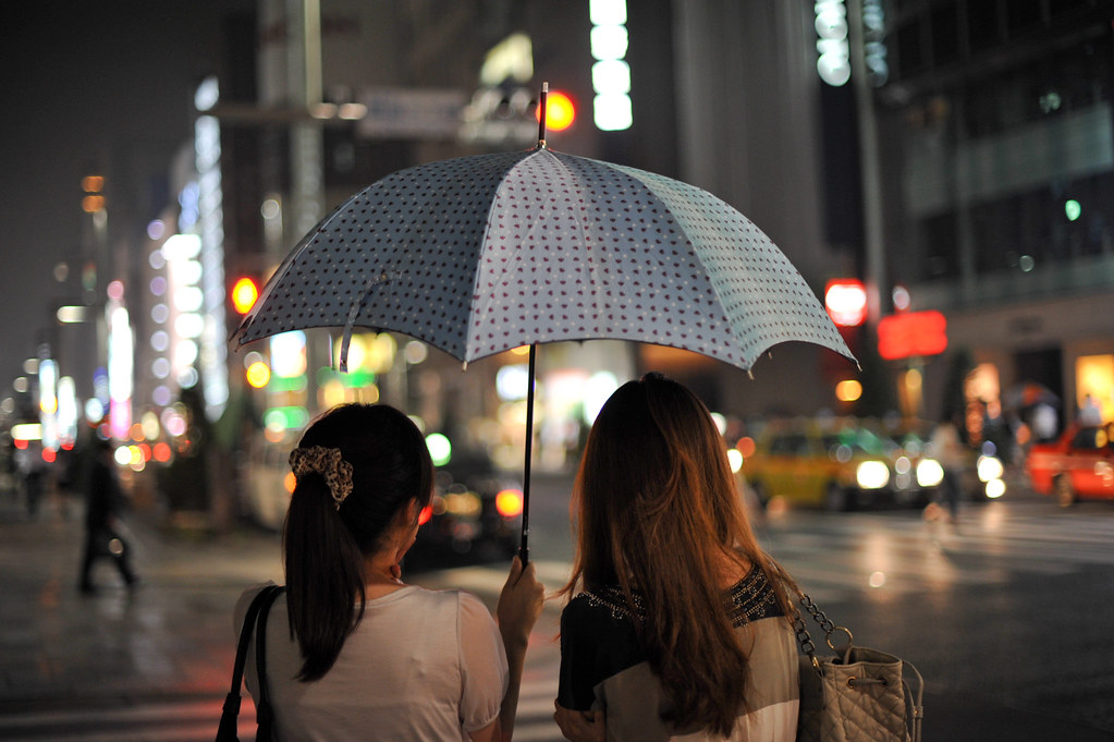 傘をさして信号待ちをする二人の女性 2011/07/28 DSC_8003
