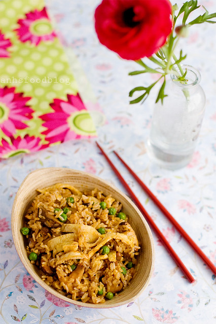 Fried brown rice with shikate mushrooms and peas
