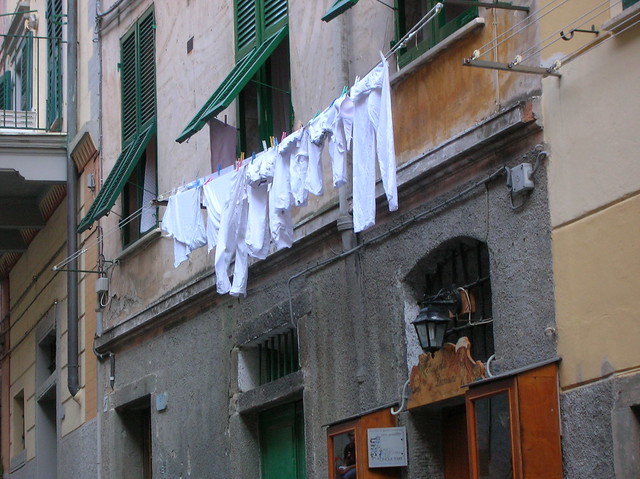 clothes-hanging-italy