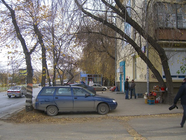 Тротуар по южной стороне Большакова