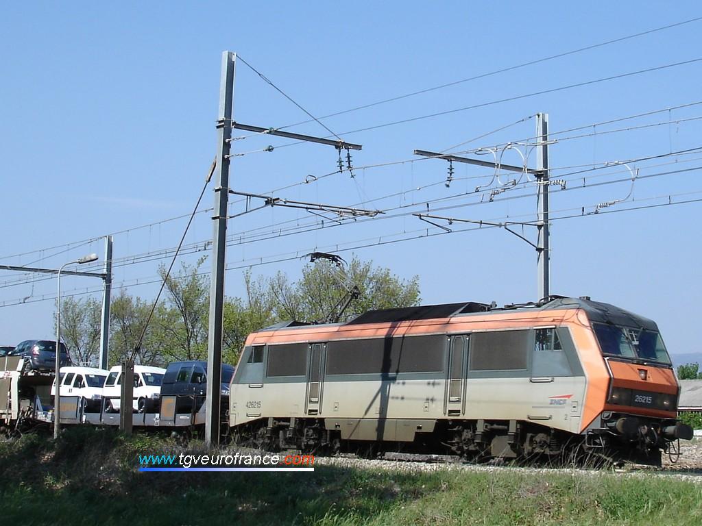 La BB 26215 SYBIC de la SNCF circulant sur la ligne Avignon - Marseille