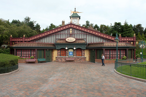 Fantasy Festival Stage & Fantasyland Station and the courtyard looking fresh after their refurb