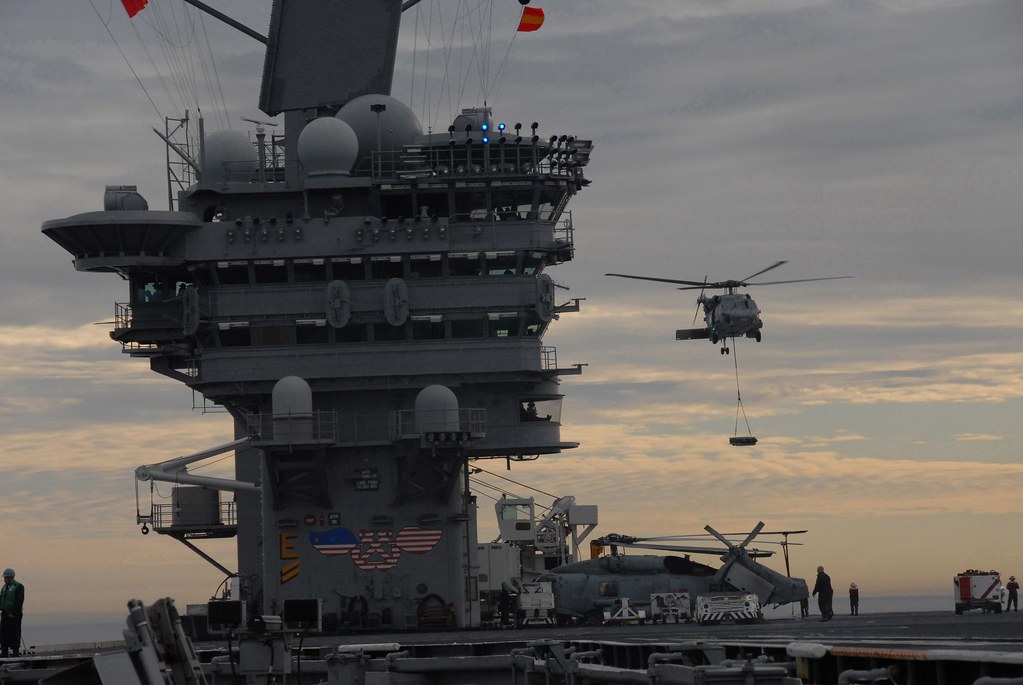 Корабли США с авианосцем Nimitz направляются в Красное море