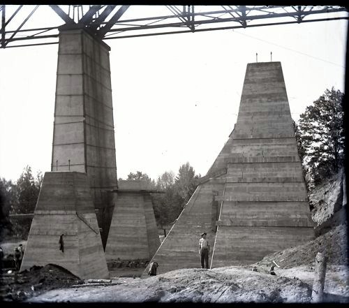Photograph of the 1914 steel viaduct construction project.