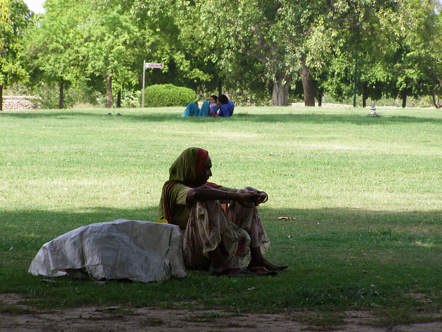 正在公园休息的印度老婆婆