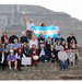 Coronostro enarbolando la bandera argentina frente a la pirámide!