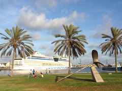 El crucero  AIDAsol en el Muelle de Santa Catalina del Puerto de La Luz y de Las Palmas en Gran Canaria Islas Canarias España.