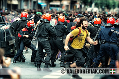 Manifestación a favor de Kukutza con carga policial