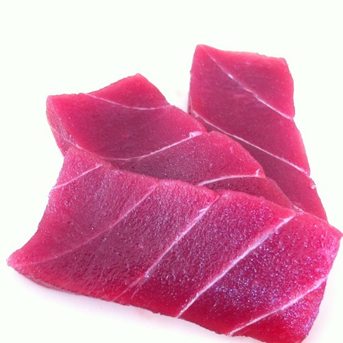 Sashimi de atún, hoy en diferido. El cuchillo del jamón serrano va genial para esto.