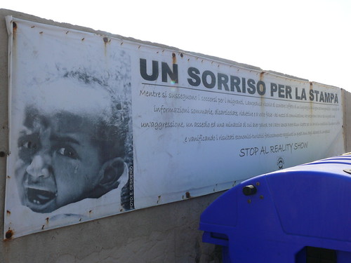 Lampedusa, un sorriso per la stampa