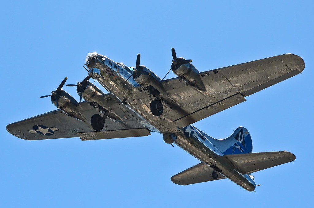 B-17 Bomber N-9323Z returning to KPAE