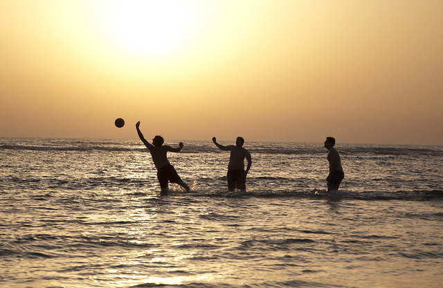 Beach volleyball in the sun - Flickr CC despedidairene