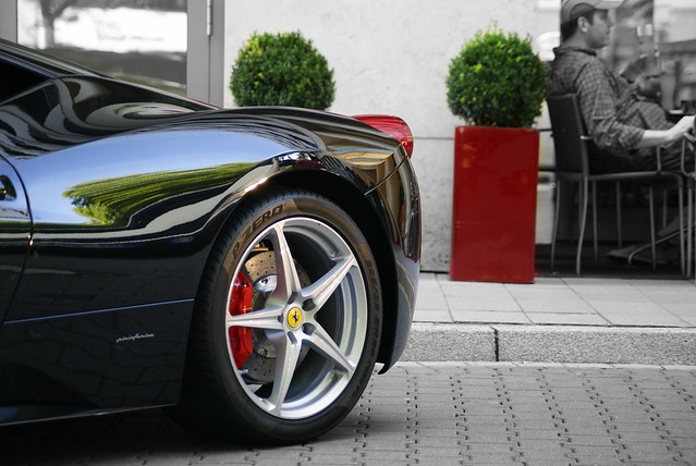 This Ferrari 458 Italia was parked next to a Lamborghini Murci lago LP640