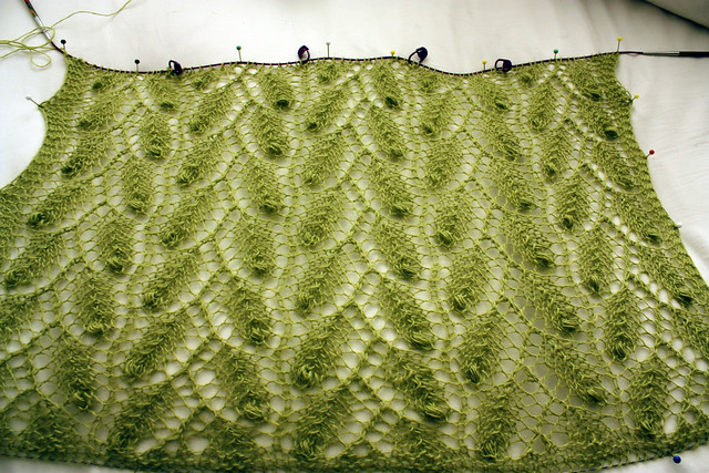 New shawl: Leaves and nupps