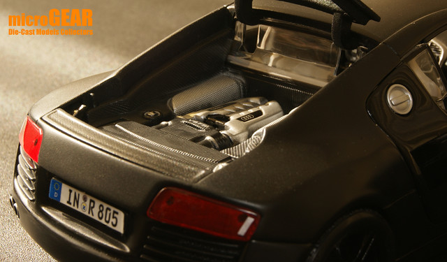 Audi R8 Matte Black Scale 118 by Maisto