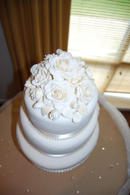 WHITE AND CHAMPAGNE ROSE BOUQUET WEDDING CAKE DANIEL