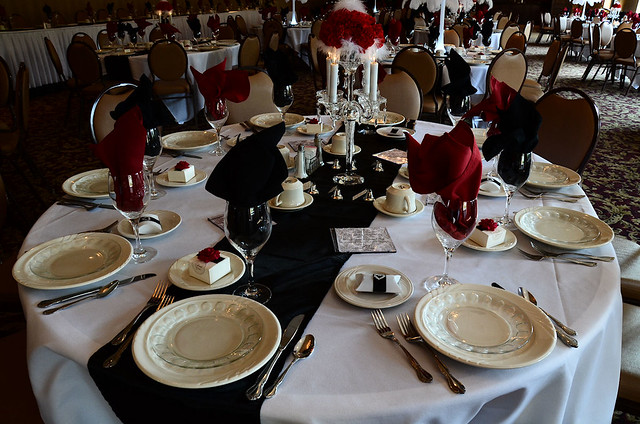 EAch wedding favor is decorated in red or black then alternated at each