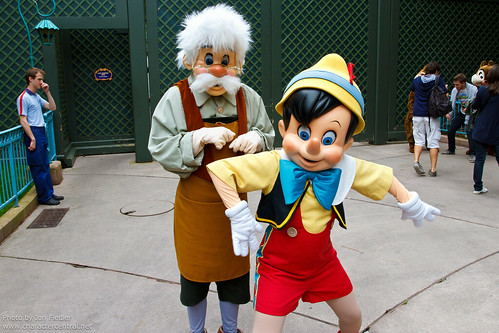 DLP Aug 2011 - Characters come out to meet their fans in Fantasyland