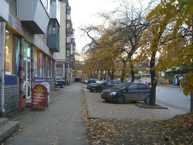 Парковка между деревьями на ул. Большакова
